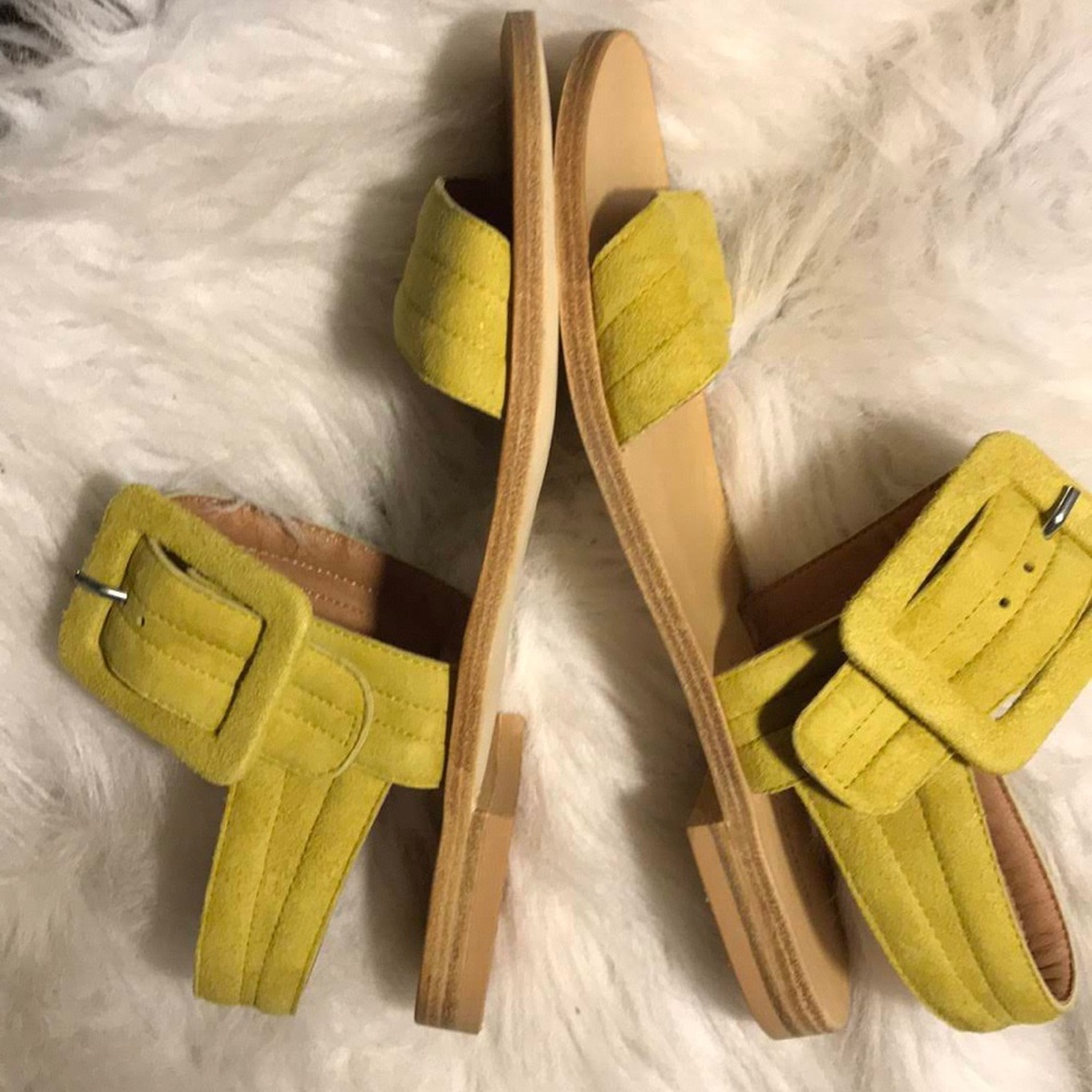 🆕NIB Italian leather sandals w/ oversized buckle